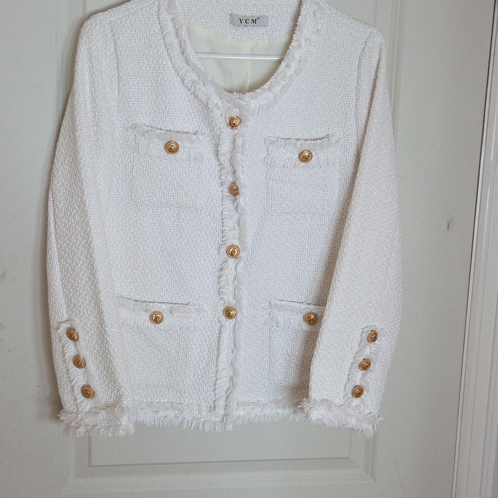 Chic White Textured Jacket with Gold Buttons - Picture 3 of 6